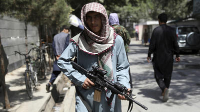 (ویدئو) ایستادگی زنی کتابفروش مقابل طالبان