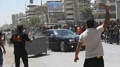 (ویدئو) حمله عراقی‌های خشمگین به کاروان حامل الکاظمی