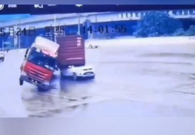 (ویدئو) سقوط کانتینر یک کامیون روی سقف خودروی شاسی‌بلند