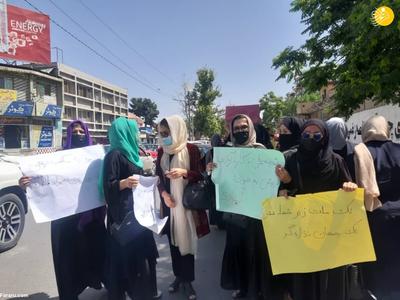 (ویدئو) زنان معترض به سیاست‌های طالبان به خیابان آمدند