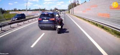 (ویدئو) شاسی‌بلند یک موتورسوار را سرنگون کرد
