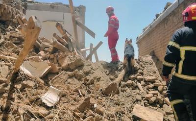(عکس) ریزش ساختمان متروکه در سنندج؛ ۶ نفر زیر آوارند