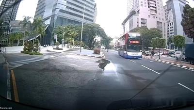 (ویدئو) اتوبوس عابرپیاده حواس پرت را زیر گرفت!