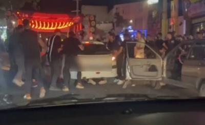 (ویدئو) زیر گرفتن یک زن در کرج توسط راننده خشمگین پژو ۲۰۶