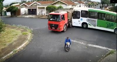 (ویدئو) خوش شانسی فرد ویلچرنشین در تصادف اتوبوس با کامیون