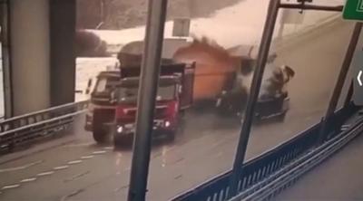 (ویدئو) تصادف شدید چند کامیون در سن‌پترزبورگ