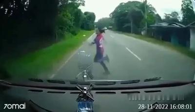 (ویدئو) تصادف شدید خودرو با زن عجول!