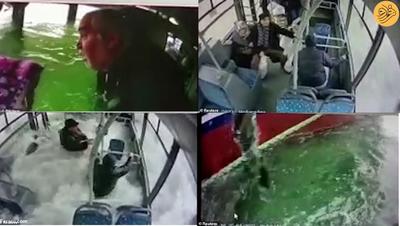 (ویدئو) سقوط هولناک یک اتوبوس مسافربری به داخل دریاچه