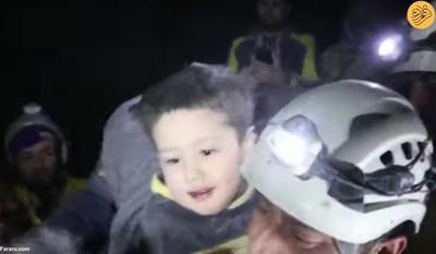 (ویدئو) بازیگوشی عجیب کودک سوری پس از نجات از زیر آوار زلزله
