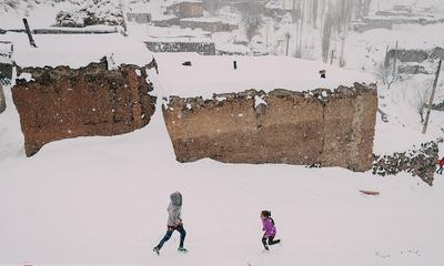 (تصاویر) روستا‌های صعب‌العبور زلزله‌زده در برف