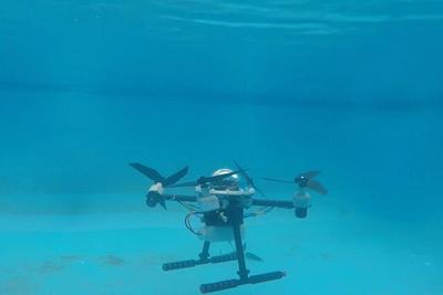 (ویدئو) کوادکوپتر دوزیست که هم پرواز و هم شنا می‌کند