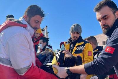 (ویدئو) نجات ۳ ترکیه‌ای را زنده از زیر آوار توسط امدادگران ایرانی