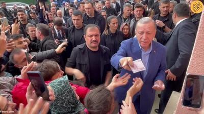 (ویدئو) اردوغان به هوادارانش پول داد
