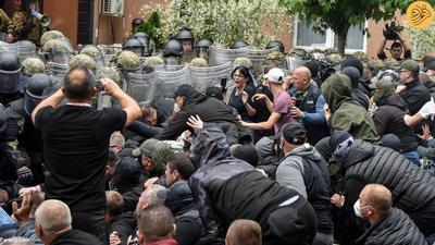 (تصاویر) درگیری شدید معترضان صرب با پلیس کوزوو