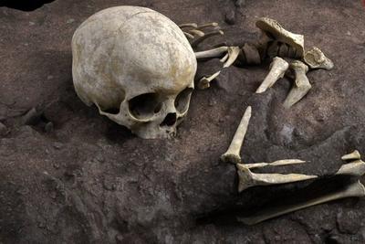 (تصاویر) قدیمی‌ترین تدفین در آفریقا؛ کودک ۳ ساله‌ای که ۸۰۰۰۰ سال پیش با بالشت و کفن دفن شد!