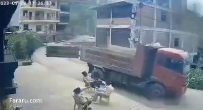 (ویدئو) برخورد وحشتناک درب بار کامیون با سر یک زن
