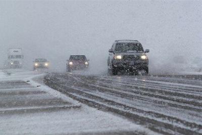 ببینید | وضعیت جاده چالوس با آغاز بارش برف شدید و گرفتار شدن خودروها