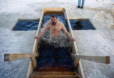 عکس روز| غسل کردن در آب یخ