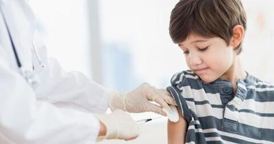 بلاتکلیفی والدین برای واکسیناسیون کودکان | مراکز واکسیناسیون از والدین رضایتنامه تزریق واکسن به کودک می‌خواهند