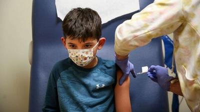 شرایط واکسیناسیون کرونای کودکان زیر ۱۲ سال چیست؟ | چرا مردم از دز سوم استقبال نمی‌کنند؟
