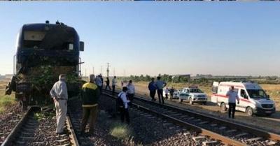 عکس | برخورد قطار با وانت‌ در ورامین | حال یکی از مصدومان وخیم است