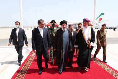 رئیس‌ جمهوری ایران وارد فرودگاه مسقط شد | استقبال رسمی سلطان عمان از رئیسی