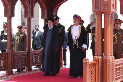 جزئیات و تصاویر استقبال رسمی سلطان عمان از رئیسی | آغاز مذاکرات مشترک هیأت‌های عالی‌رتبه دو کشور
