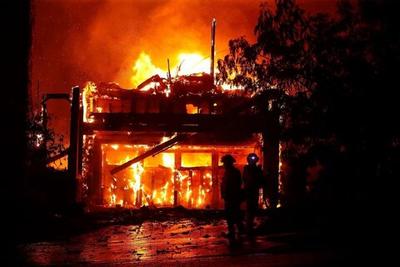 تصاویر آتش‌سوزی مهیب در یک مجتمع تجاری در فردیس