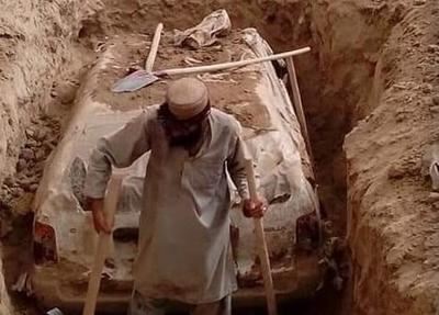 عکس | کشف خودروی بنیانگذار طالبان از زیر خاک | تصویر خودرو را ببینید | مدل خودروی ملاعمر چه بود؟