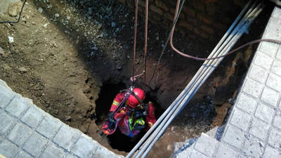 سخنگوی آتش نشانی: مرد گرفتار در چاه ۱۳ متری فوت کرد| یکی از آتش‌نشانان مصدوم شد