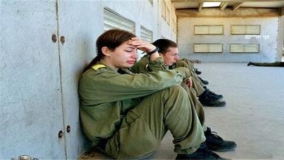 تصاویر وحشت سربازان زن ارتش اسراییل از موشک‌های غزه | اینگونه پناه می‌گیرند