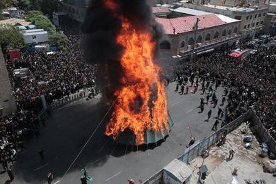 تصاویر مراسم به آتش کشیده شدن خیمه‌ها در چهارراه گلوبندک تهران
