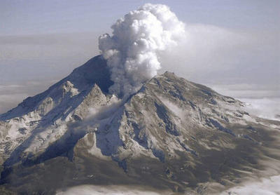 ببینید | لحظه فوران آتشفشان ابکو، یکی از فعال‌ترین آتشفشان‌های روسیه