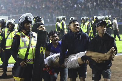 ببینید | کشته‌های حادثه هولناک مسابقه فوتبال در اندونزی به ۲۰۰ نفر رسید