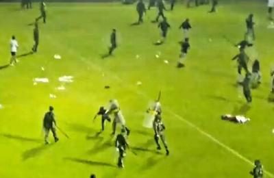 تصاویری از مرگ هولناک ۱۲۷ نفر در یک مسابقه فوتبال در اندونزی | برخورد وحشیانه پلیس را ببینید