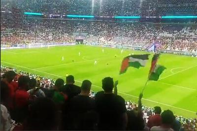 ببینید |‌ اهتزاز پرچم فلسطین در دست طرفداران پرتغال و اروگوئه