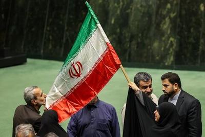 تصاویر | نمایندگان مجلس امروز با پرچم ایران در صحن علنی دور افتخار زدند