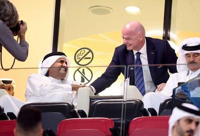 عکس | حرکت عجیب و جنجالی رئیس فیفا با پدر امیر قطر
