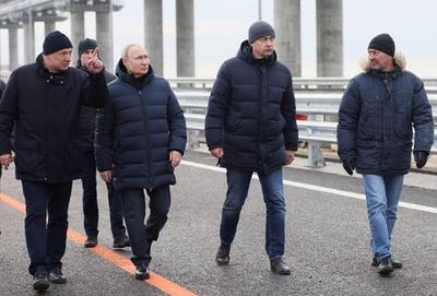 تصاویر دیده نشده از رانندگی پوتین روی پل کریمه با مرسدس بنز | تصویر پوتین کنار یک خانم جعلی است!