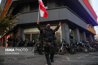 عکس | یگان ویژه بانوان با پوششی متفاوت در میدان بهارستان تهران | زنان پلیس اینگونه به سطح شهر آمدند