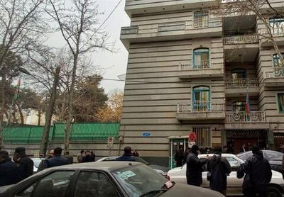 عکس | این فرد با لباس خونین مانع فاجعه سفارت آذربایجان در تهران شد