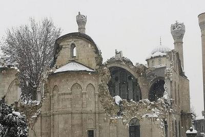 ببینید | لحظه سقوط هولناک مناره یک مسجد تاریخی در ترکیه هنگام وقوع زلزله | وحشت مردم هنگام ریزش مسجد