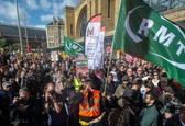 راهپیمایی هزاران کارگر حمل و نقل در انگلیس در اعتراض به هزینه‌های زندگی