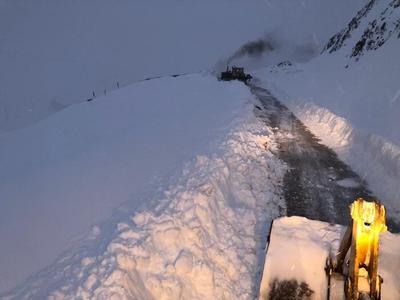 مسیر گنجنامه شهر همدان به علت بارش برف و لغزندگی جاده مسدود شد