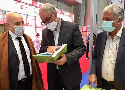 مقامات عربی از غرفه ایران در نمایشگاه کتاب دوحه بازدید کردند