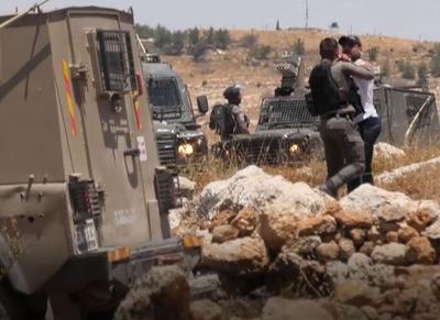 مبارزه جانانه جوان فلسطینی با نظامیان سراپا مسلح رژیم صهیونیستی