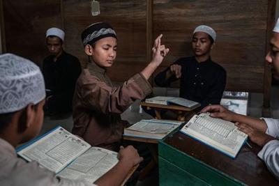 مدرسه‌ای که در آن قرآن را به زبان اشاره می‌خوانند