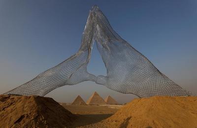 تصاویری از چیدمان‌های عظیم هنری در کنار اهرام مصر