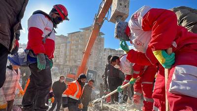 امدادگران ایرانی ۳ نفر را از زیر آوار زلزله ترکیه نجات دادند