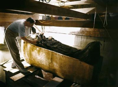 عکس‌هایی از لحظه تاریخی کشف مقبره فرعون